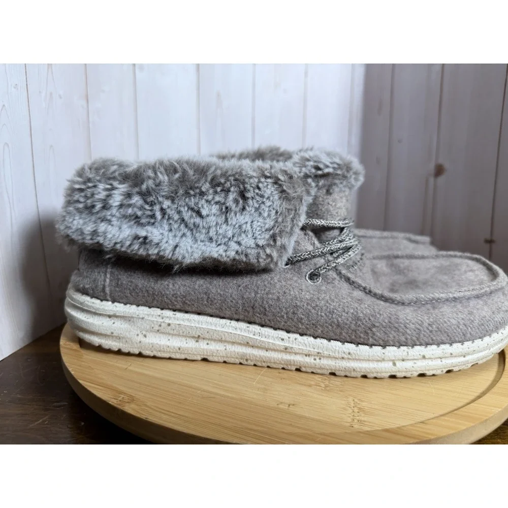 Hey Dude Britt Sz 9/40 Women's Nut Beige Faux Fur Lined‎ Booties w/Laces & Snaps